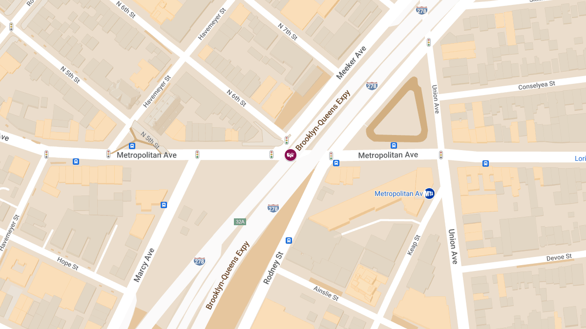 Vehicle Collision With Injuries at Brooklyn Queens Expy & Metropolitan Ave